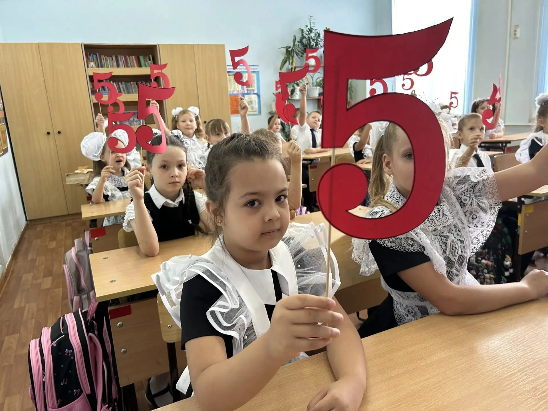 Сегодня ученики 11 класса пришли в гости к нашим первоклассникам и подарили им настоящи...