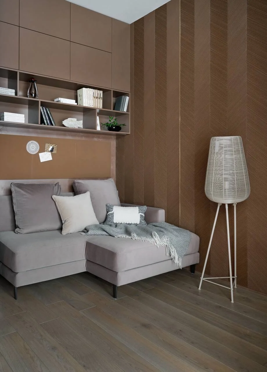 Современный стиль в этом проекте поддержала и остальная мебель