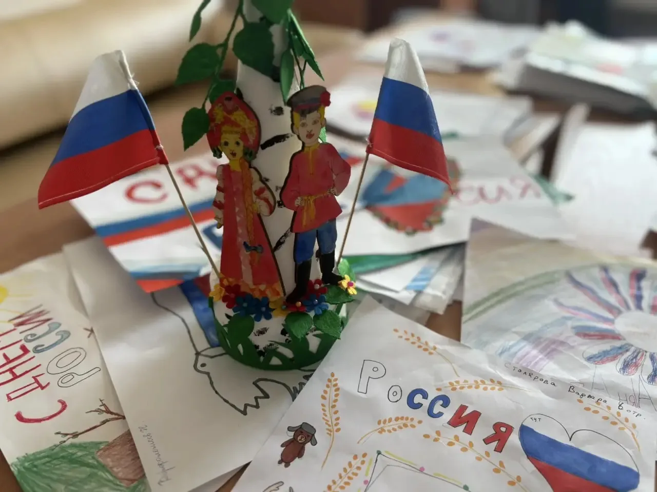 🎨 Выставка рисунков «С Днём России» в пришкольном лагере «Радуга» 🎨