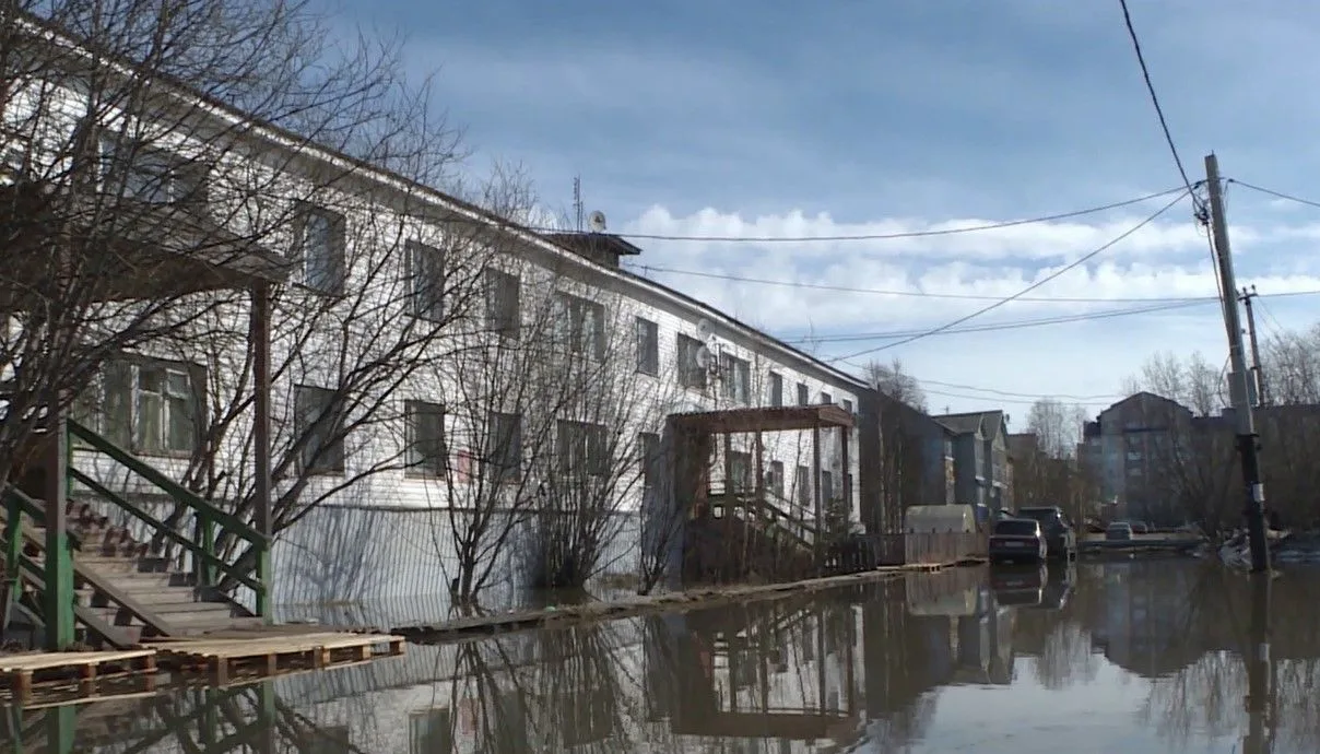 💧  «Дворы превратились в озёра»: в Салехарде дорожные службы сражаются с паводком.  Жители жалуются 