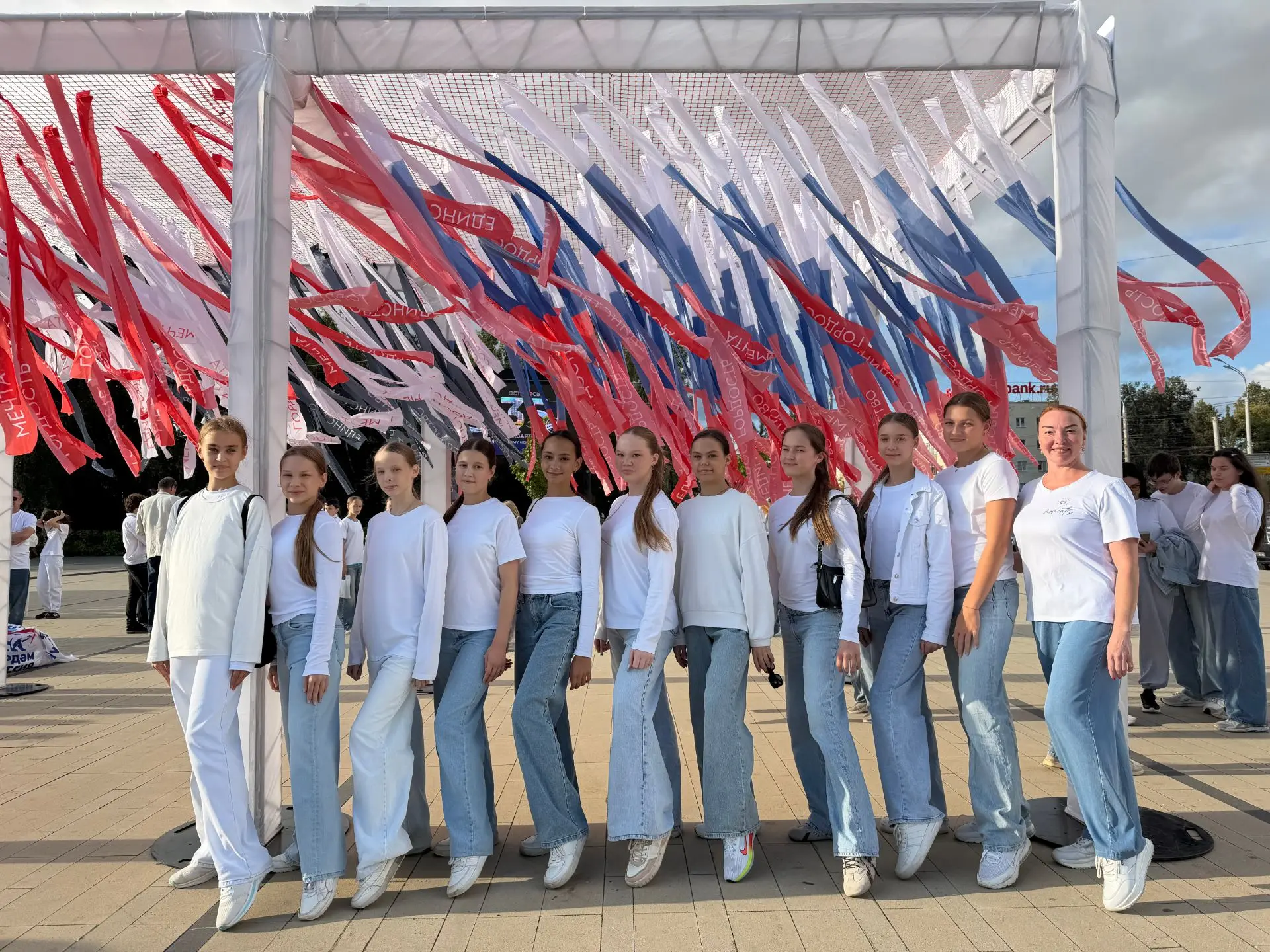 🇷🇺 Сегодня на Центральной площади города Ижевска в День Государственного флага России...