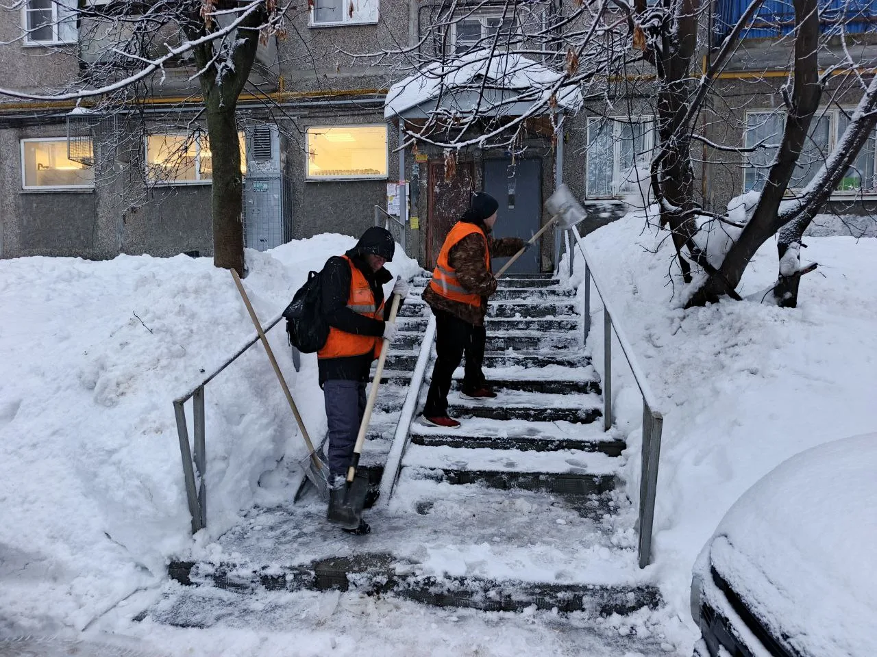Дворники и спецтехника продолжают работать в усиленном режиме после очередного снегопада. Основные с