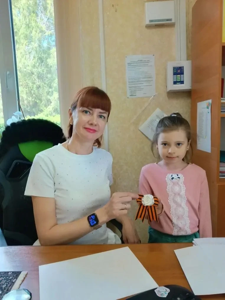 Наши ребята подарили ленточки сотрудникам нашего детского сад! 🎗️