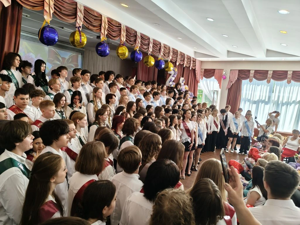 🔔"Последний звонок, простые слёзы Взрослая жизнь сменила школьные грёзы Немножко грустно, немножко в