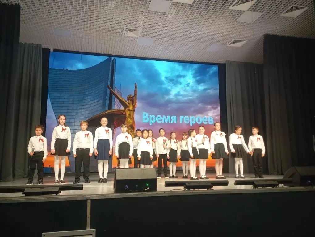 🎖️ Время героев  🌟 В школе №115 состоялось особенное событие — театрализованное представление «Время