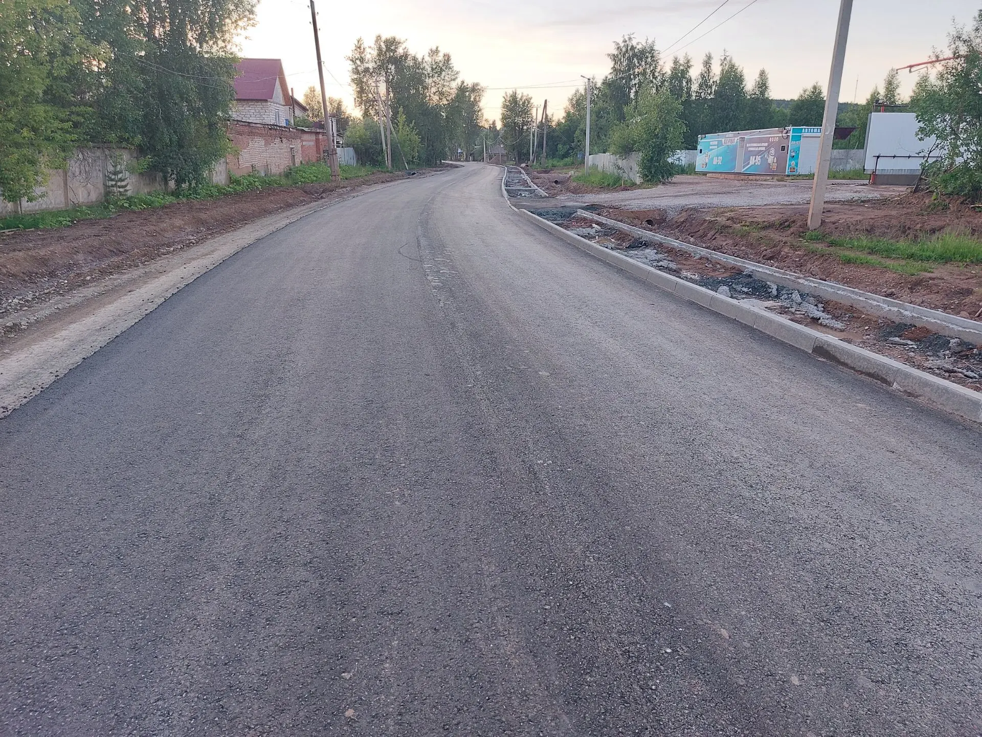 А вы представляли когда-нибудь переулок Пионерский весь в асфальте? Вот и свершилось.
Съезд с ул.Рев