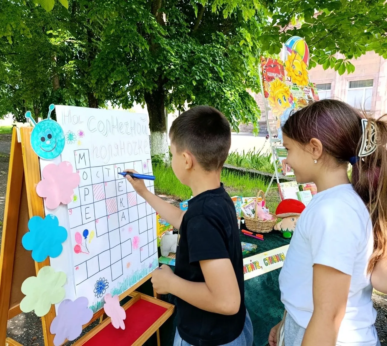 🌿 В рамках проекта «Экология начинается с тебя!» сотрудники Марьинской библиотеки превратили открыт