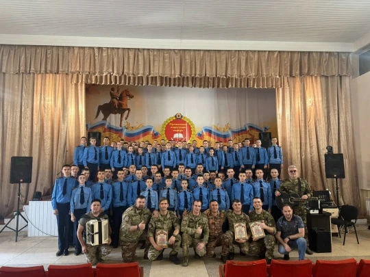 Патриотический концерт для обучающихся Луганского кадетского корпуса провели солисты фронтовой творч