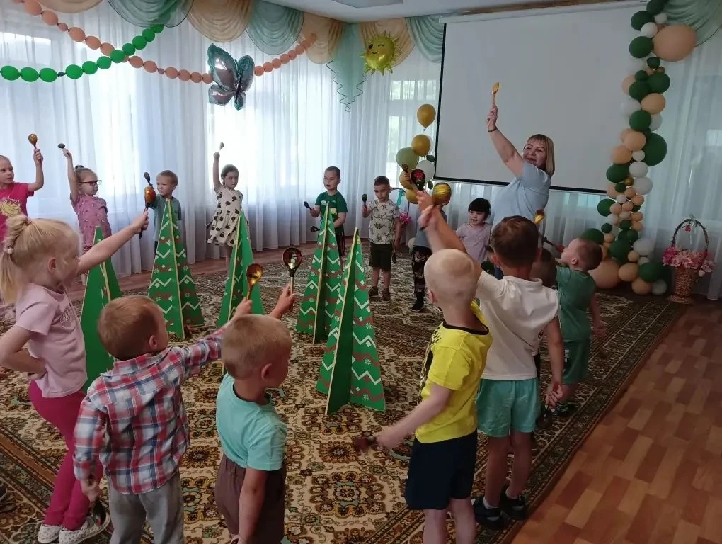 Сегодня у группы "Хохлома" день выдался по-настоящему фольклорным! 🎶 Мы отправились в путешествие в
