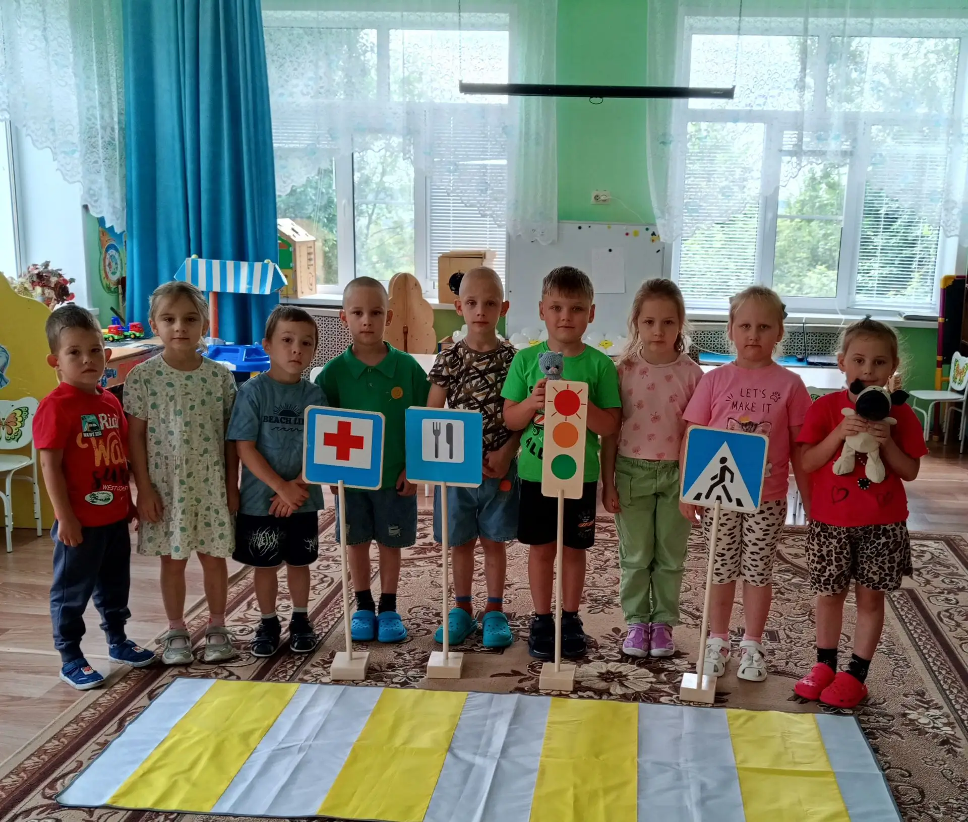 Задачи занятия по ПДД: Познакомить детей с дорожными знаками «Пункт питания» и «Пункт медицинской по