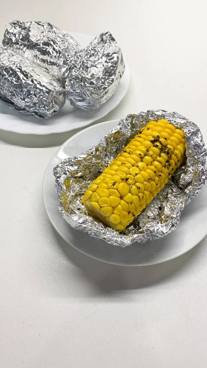 ЗАПЕЧЁНАЯ КУКУРУЗА

У нас на рынке уже во всю продают кукурузу. Раньше только варила, а теперь ещё и