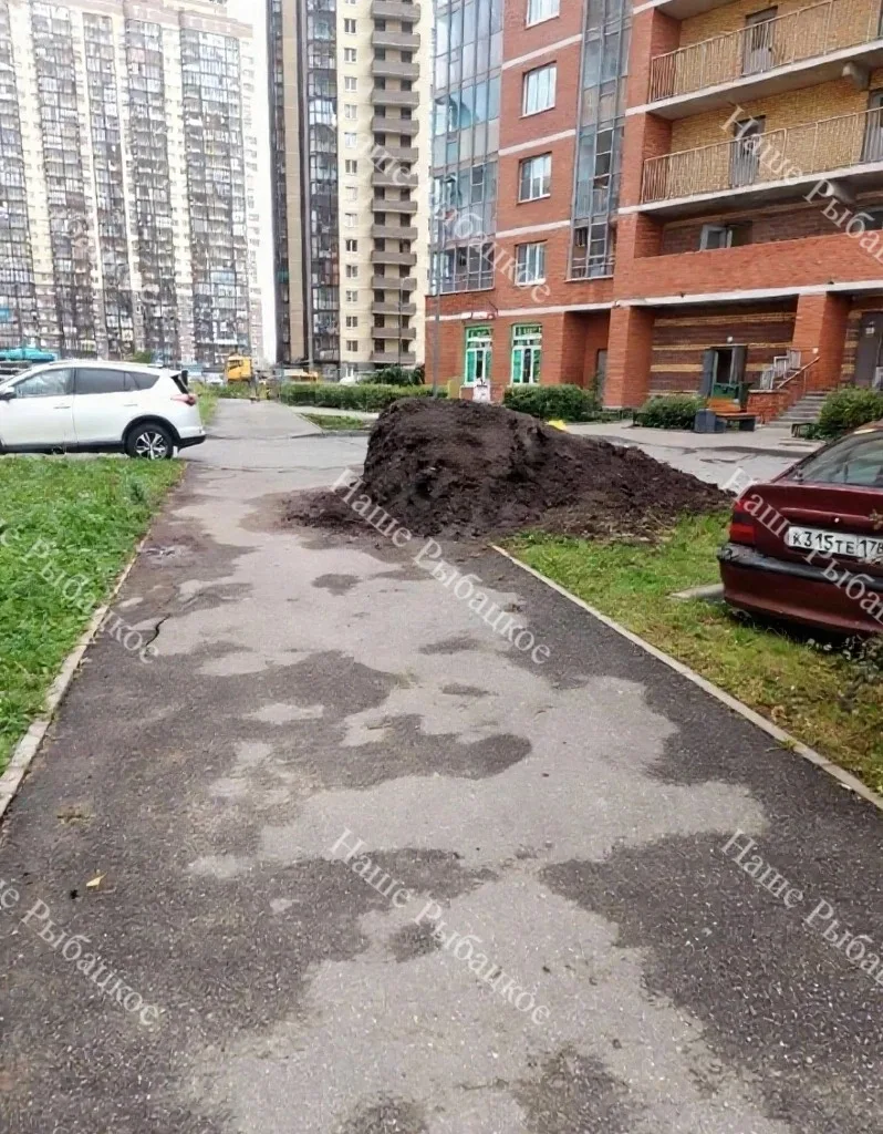 Земля у тротуара на Советском проспекте лежит уже третий месяц