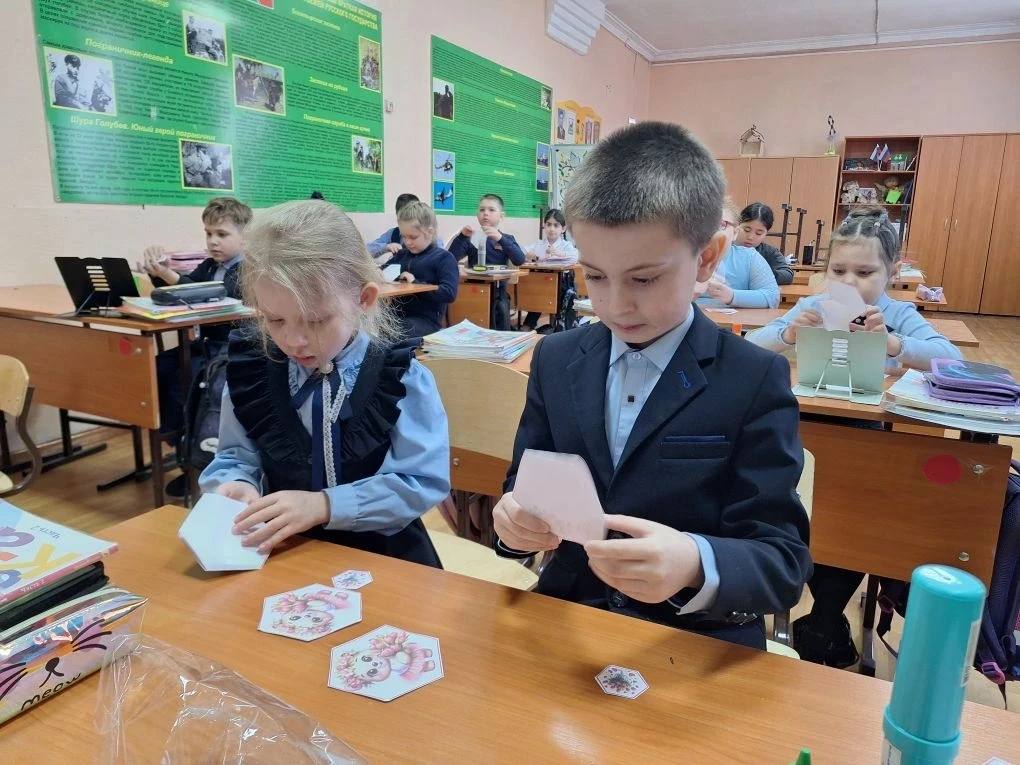 Дорогие друзья! Подготовка к Международному женскому дню 8 Марта в нашем школе прошла на ура — с душ
