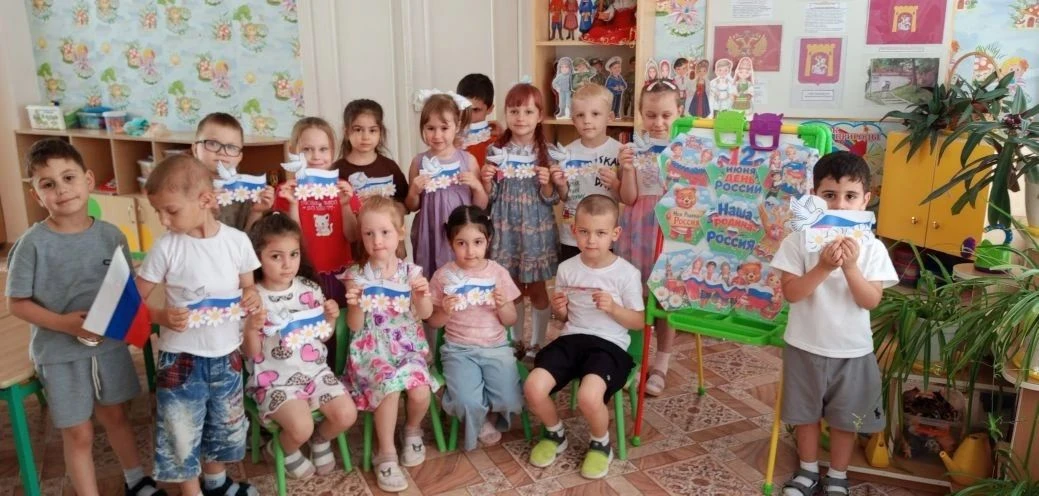 В преддверии праздника в старше-подготовительной группе прошло тематическое занятие, посвящённое Дню