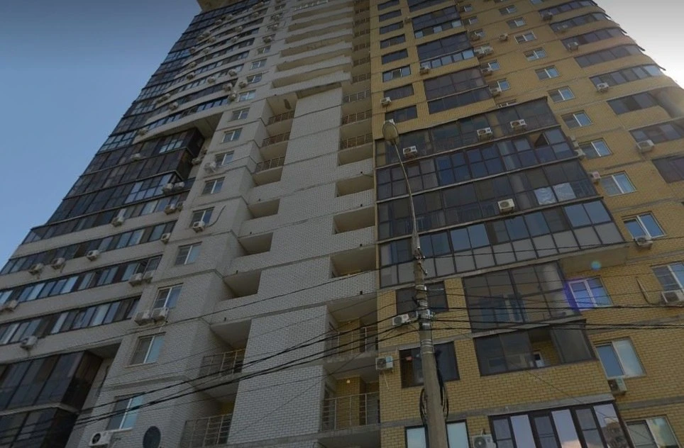 В Волгограде жильцы элитной 22-этажки снова остались без двух лифтов