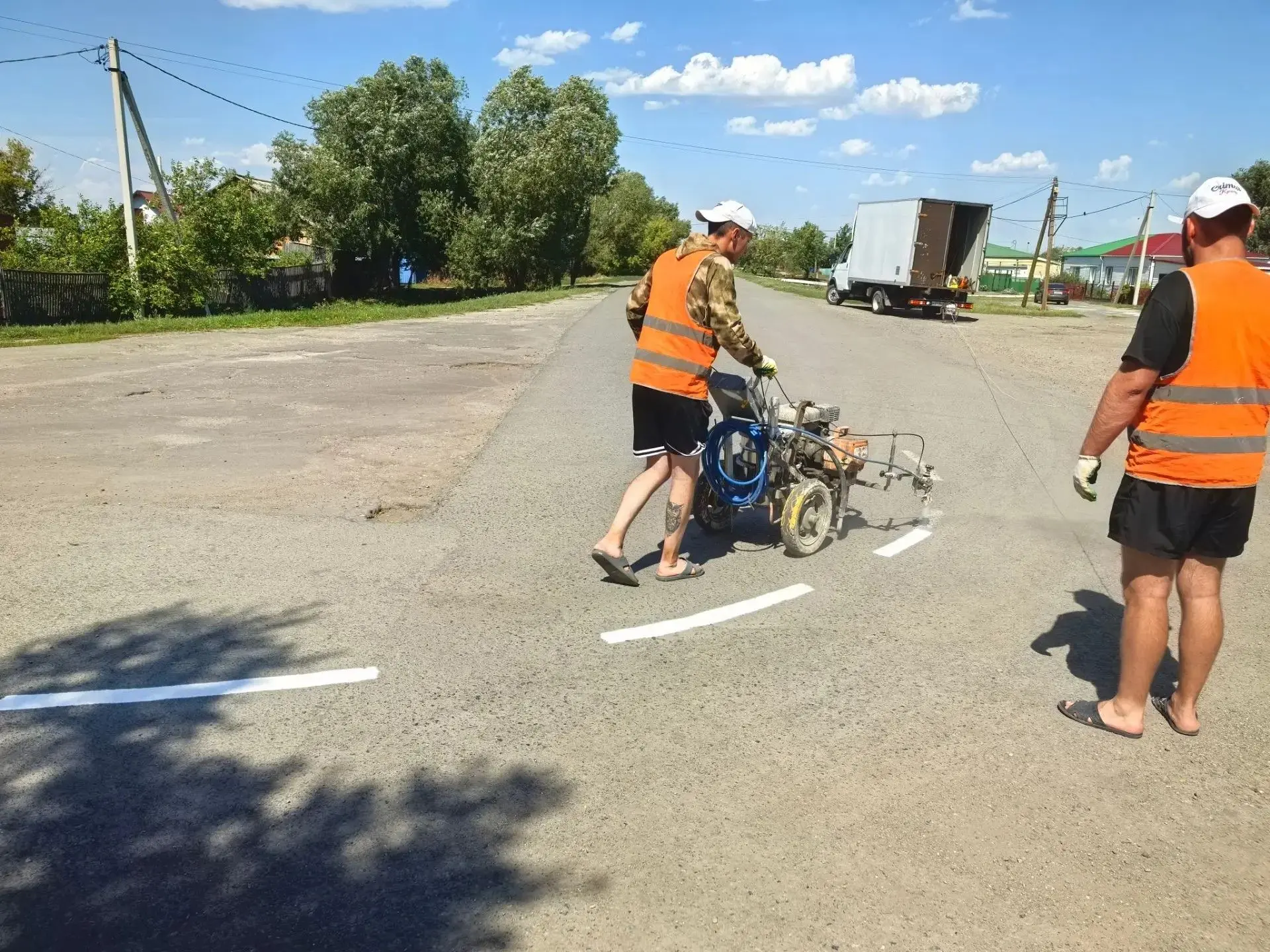 В Русской Поляне обновлена дорожная разметка на улице Горохова и на переулке Первомайский.