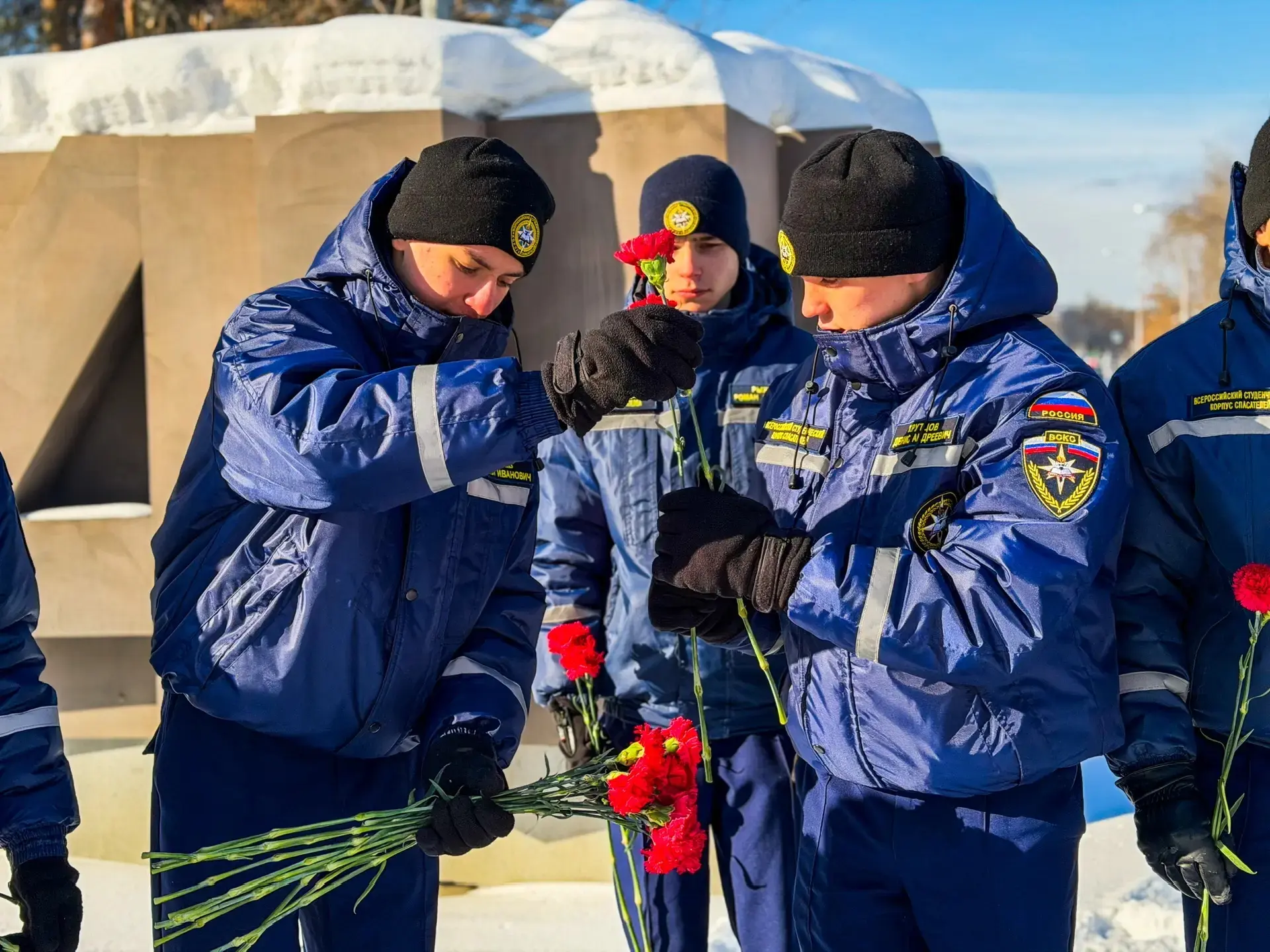 🥀 В рамках акции "Цветы у Обелиска" добровольцы Всероссийского студенческого корпуса спасателей СОМК