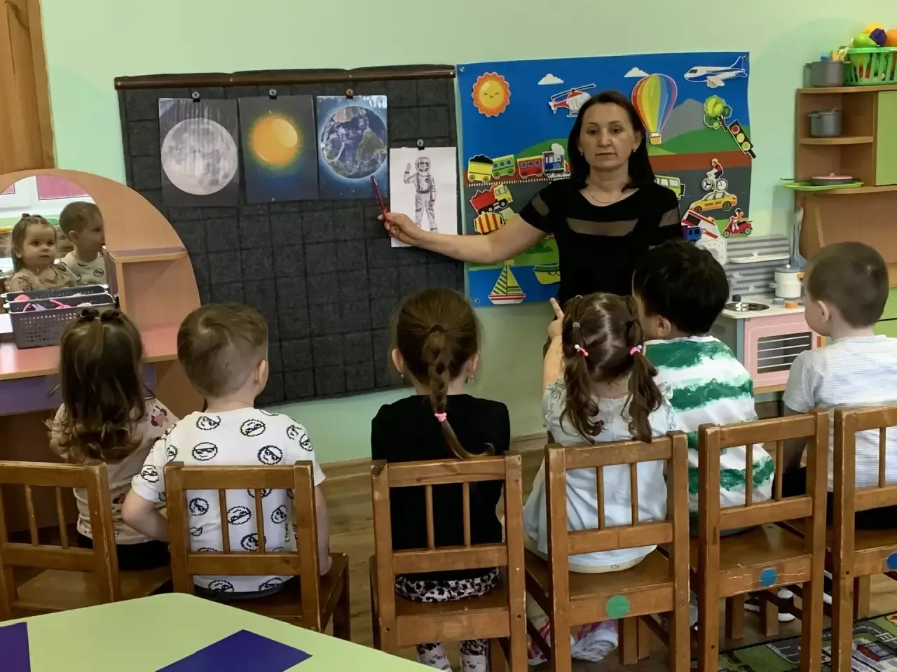 В преддверии Дня космонавтики у наших малышей прошло увлекательное занятие по пластилин...