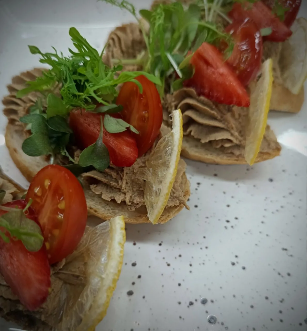 ••Паштет из куриной печени на хрустящей брускетте ••