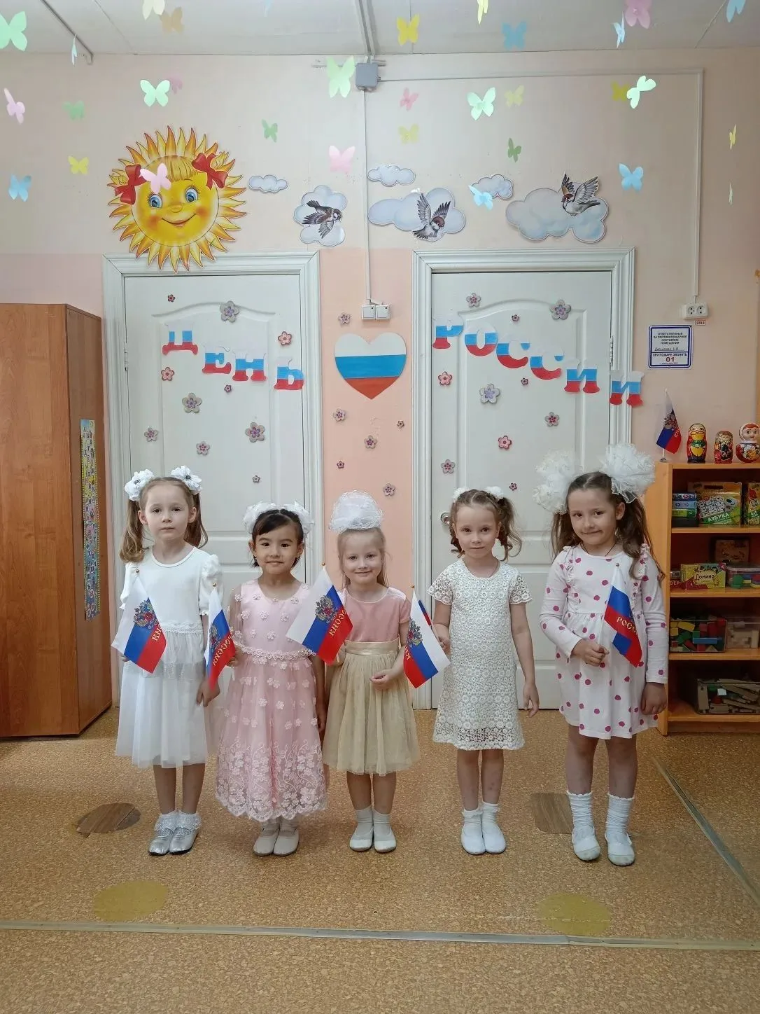 Нам праздники для радости даны,      
    Мы знаем их немало, самых разных,
    Но день России, день
