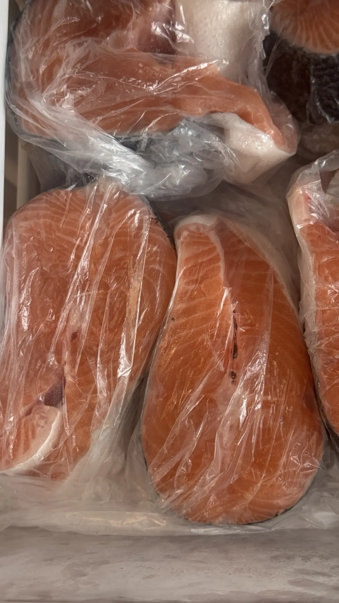 раз в пару месяцев мы с мужем устраиваем дома цех по разделке рыбы🐟ахах