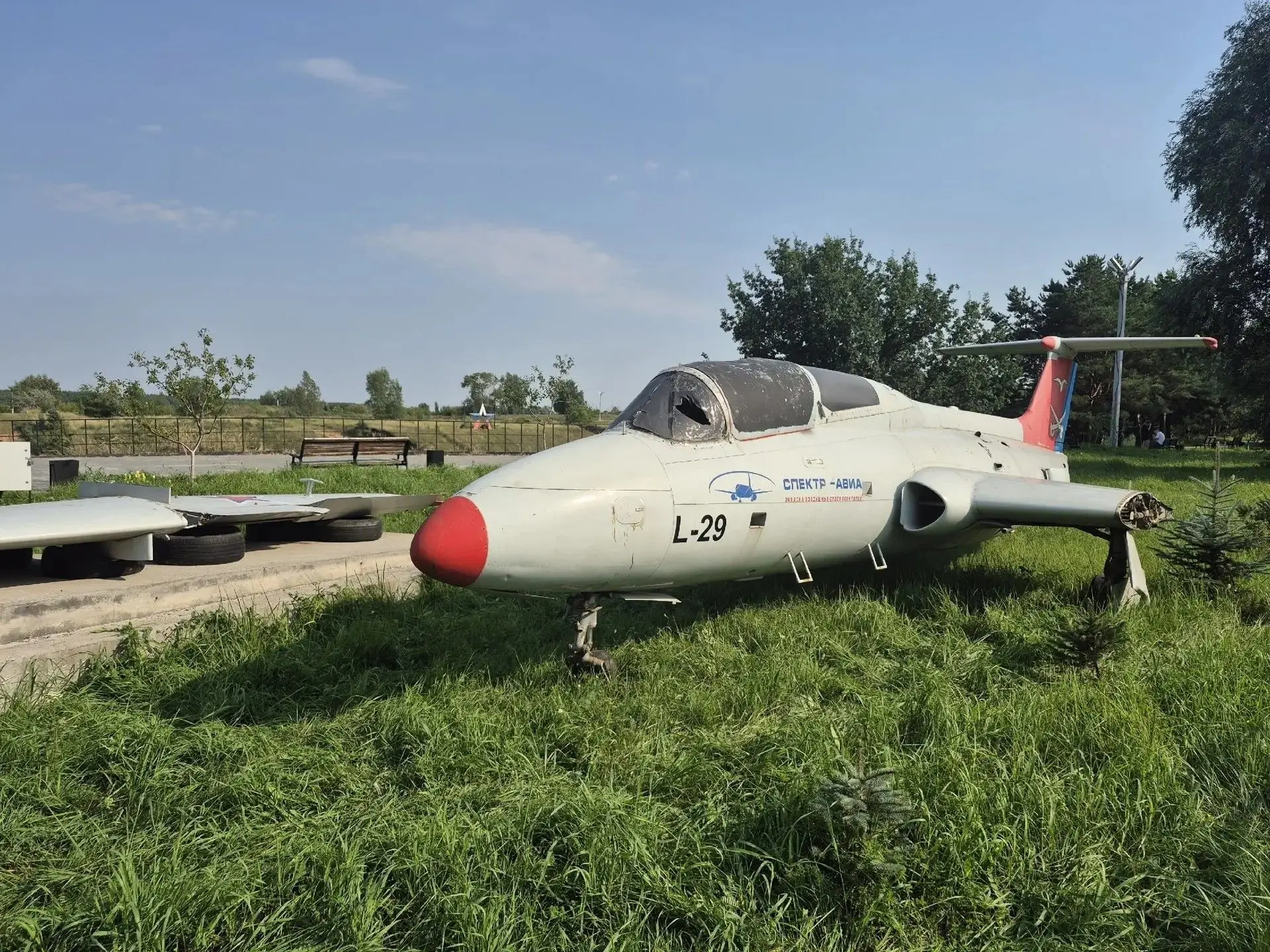 Легендарный самолет L-29 «Дельфин» стал экспонатом в парке "Механик"✈️