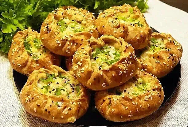 Готовим Мини пиpoги с куpицeй и кapтoшкoй
