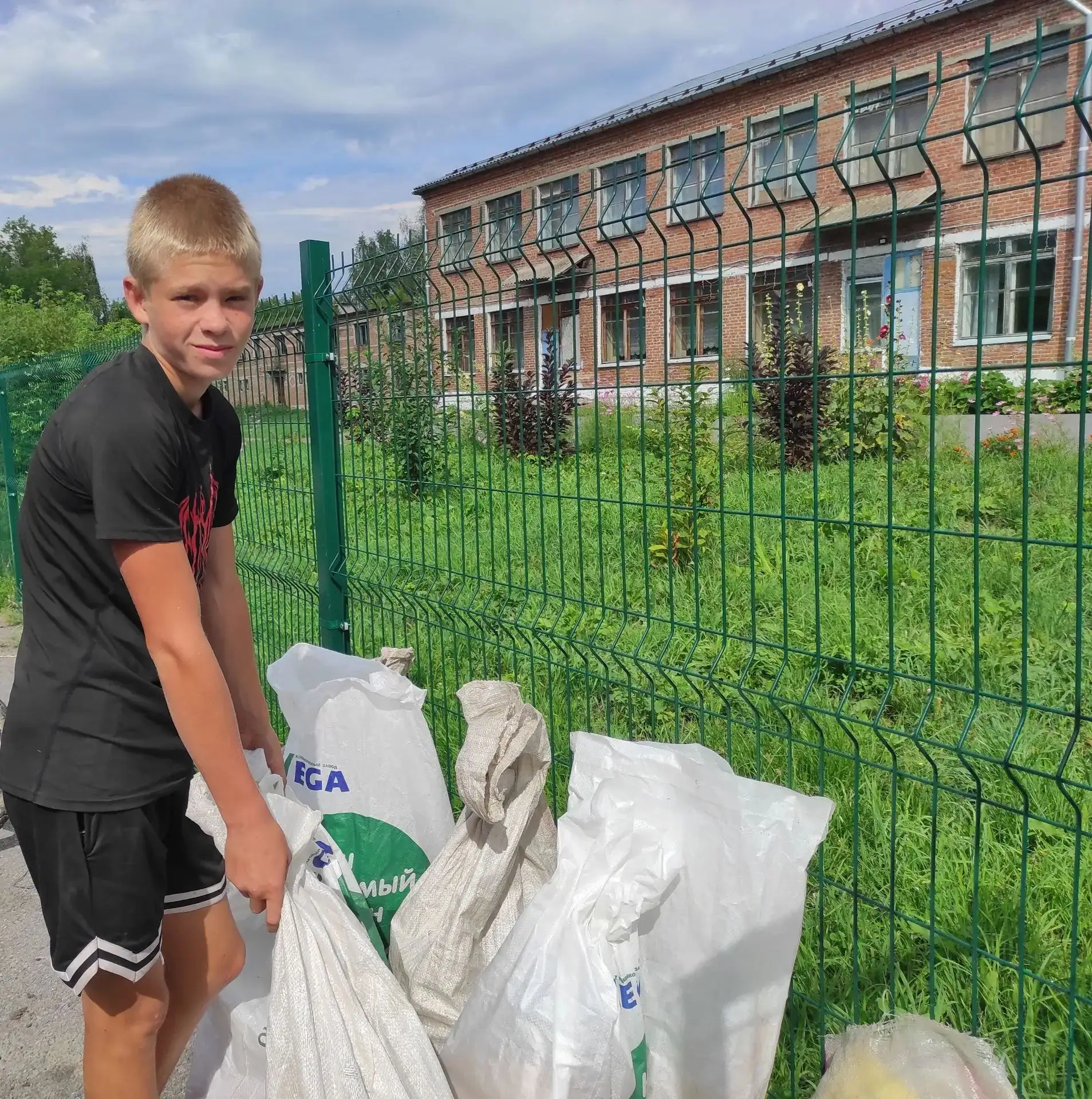 📣 В июле в здании школы и на её территории работала бригада по благоустройству, состоя...