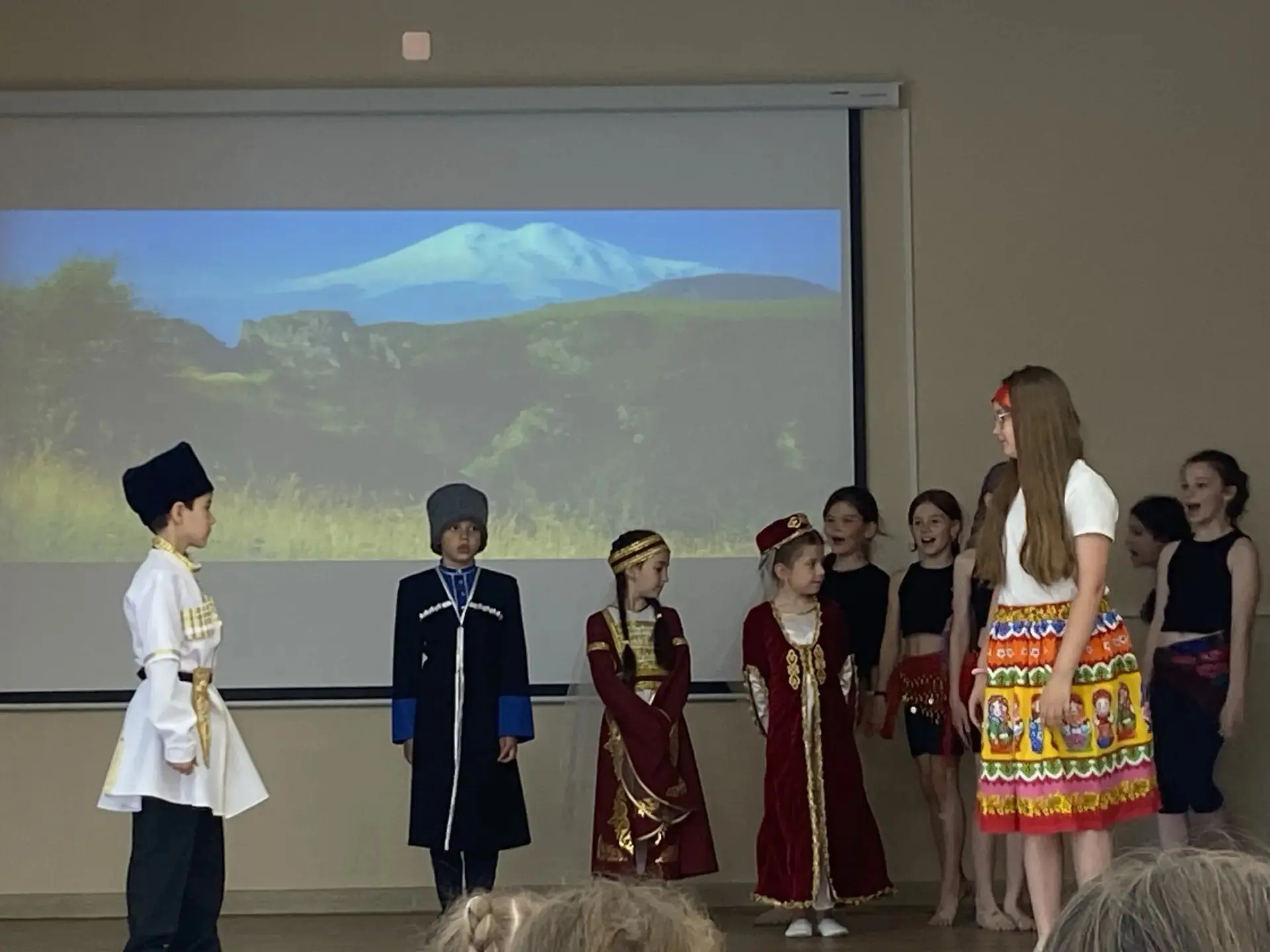 В лагере «Солнышко» сказка «Теремок» объединила народы России! 🇷🇺🇷🇺🇷🇺

В рамках празднования Г