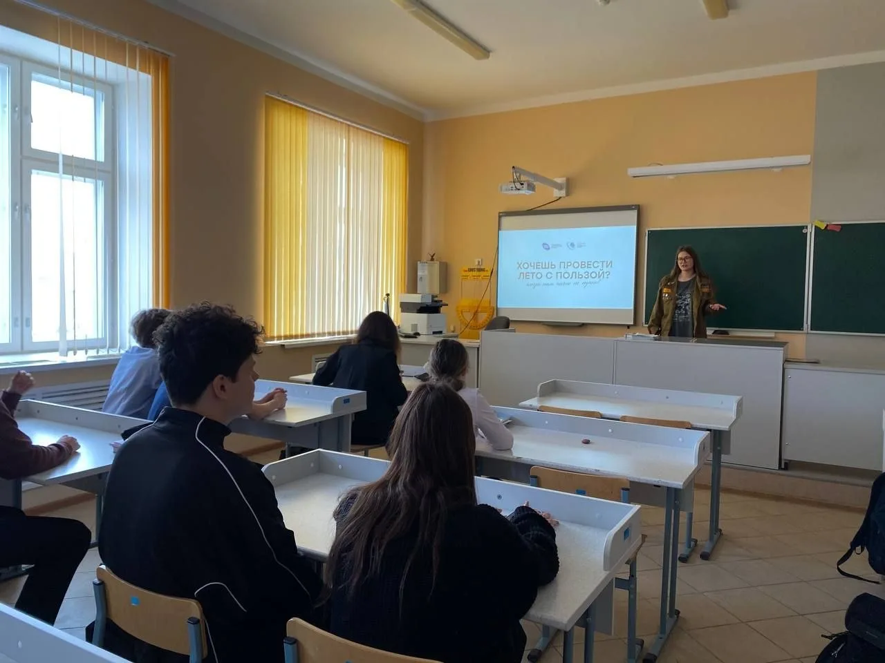 🎒 Встреча со студенческими отрядами: возможности для старшеклассников! 🎒  В нашей школе прошла увлек