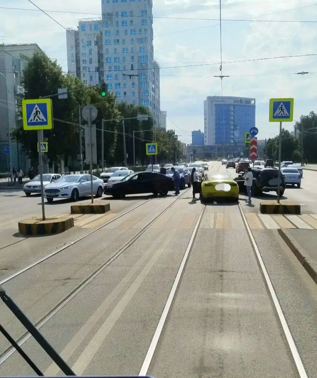 ⚡️В Казани на ул. Ершова,78Б на трамвайных путях произошло ДТП с участием 3-х легковых ...