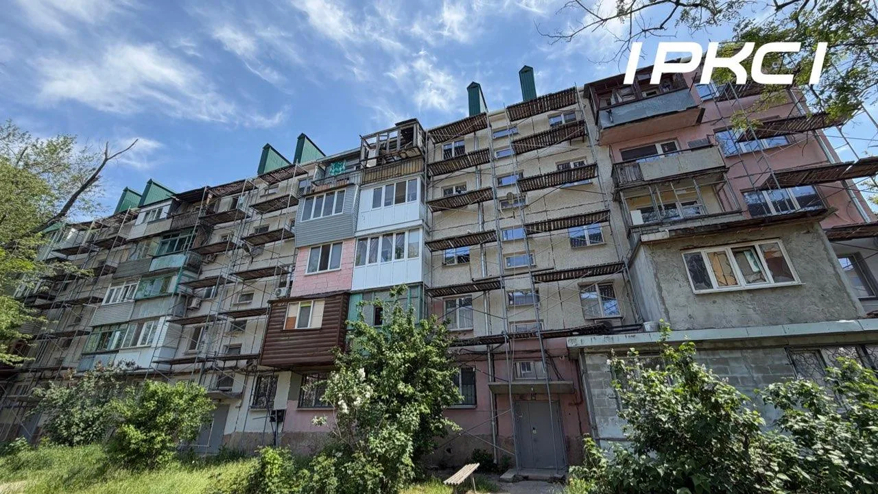 Продолжается восстановление еще одного многоквартирного дома на проспекте Строителей  Под руководств