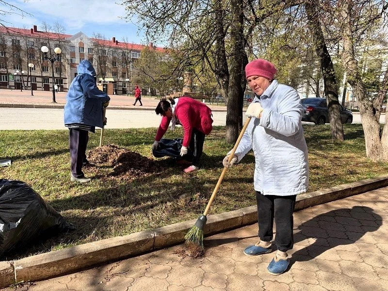 В Лениногорске стартовал общегородской субботник. Глава района Марат Гирфанов поблагодарил всех, кто