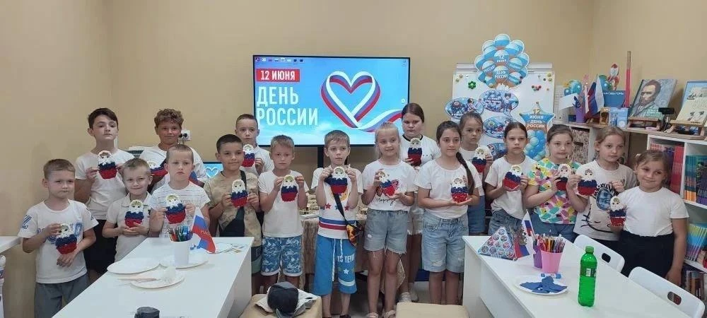 В Перевальском музее прошел час истории "Великая страна - Россия"

11 июня в детском центре Переваль