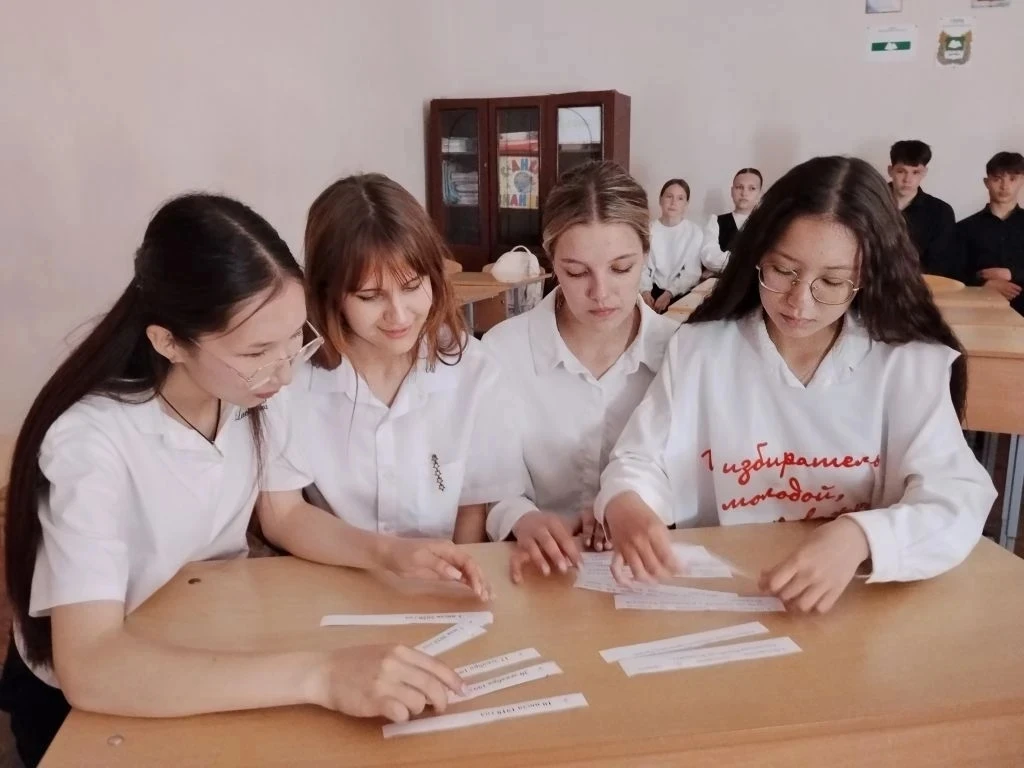 В МБОУ "Макушинская СОШ N1" при содействии председателя УИК 356 Бочеговой В.А. прошел п...