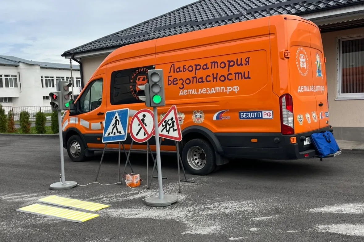 ☝️Ну а во дворе нашей школы кипит работа!
