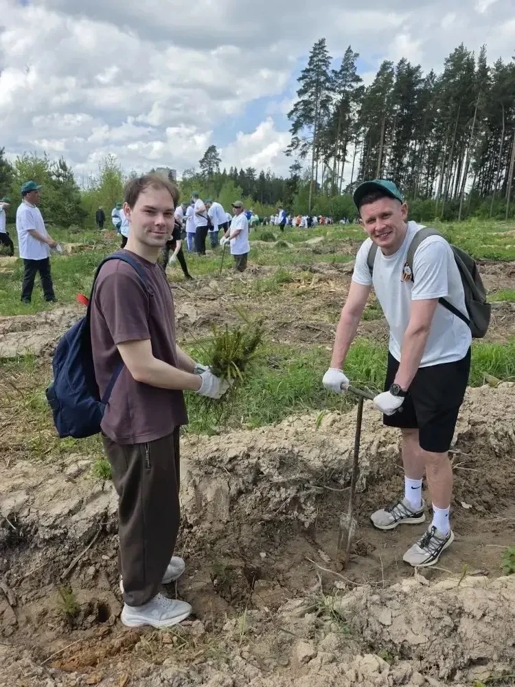 Учителя нашей школы принимают участие в экологической акции «Сад Памяти», посвященной 81-ой годовщин