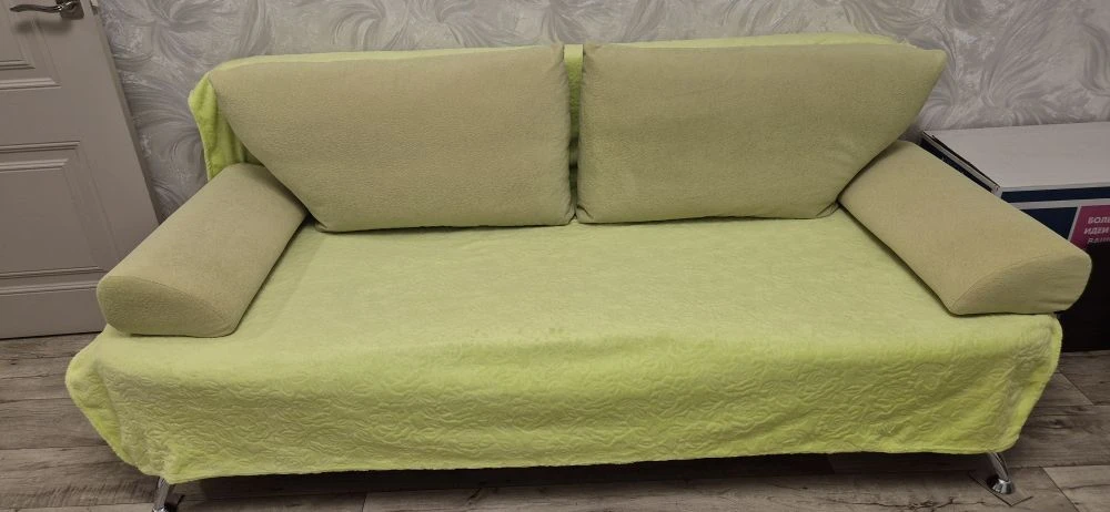 Продам диван. Габариты 90-200. Раскладывается.Имеются ящики для белья. в идеальном сост...