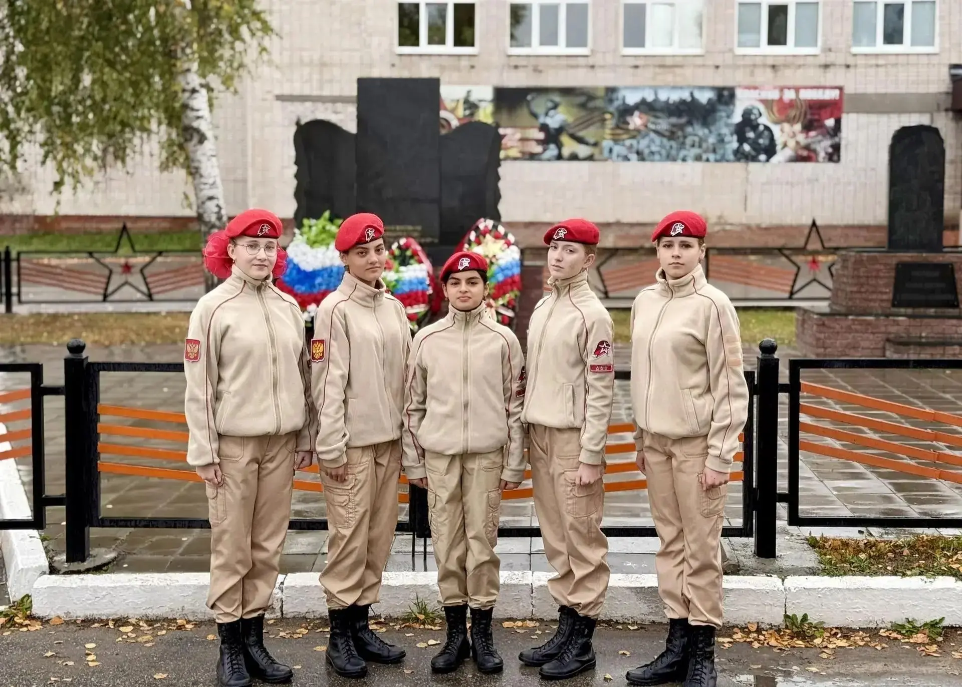 Уже вторую неделю школьники нашего города и района несут почетное дежурство на Вахте Па...