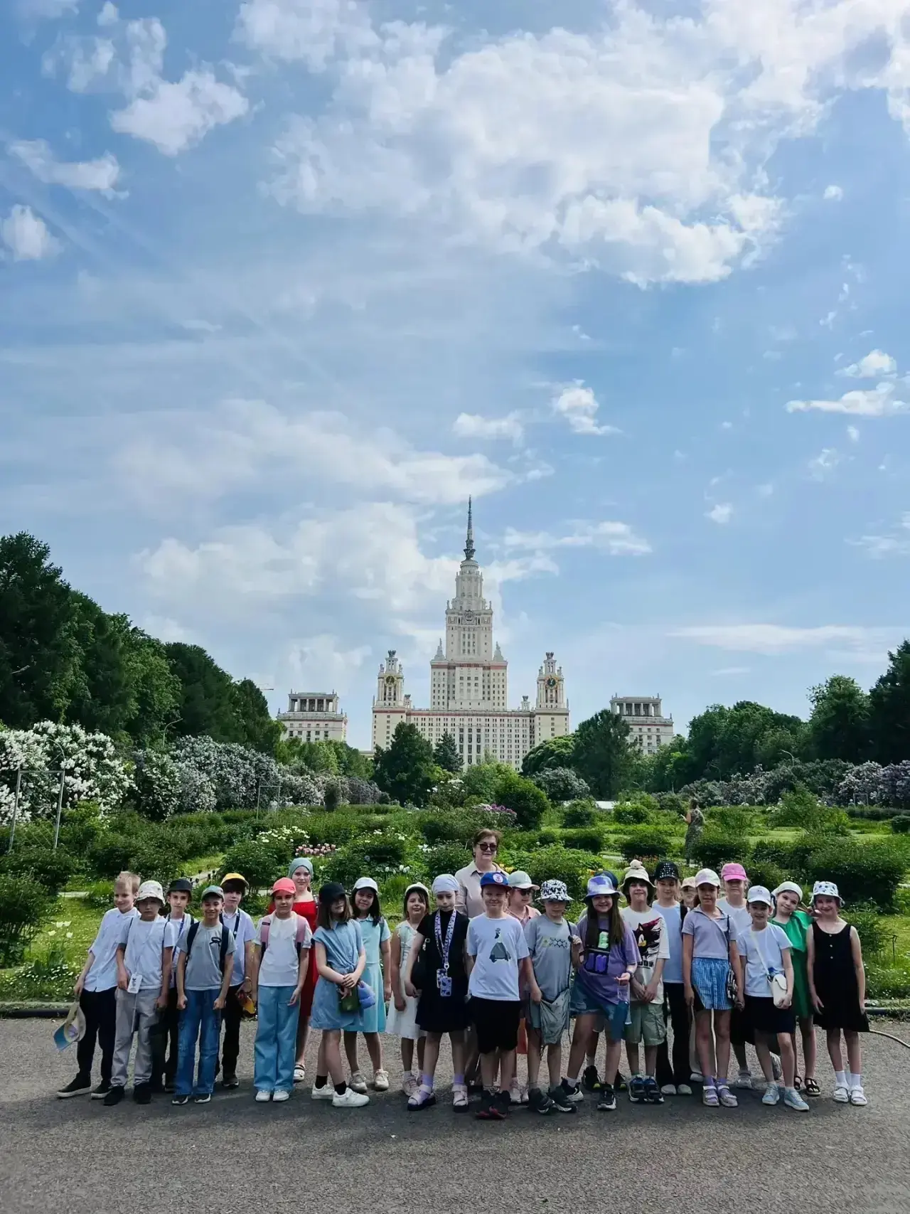 🌿 Учащиеся 2 «Б» класса отправились на увлекательную экскурсию в Ботанический сад МГУ ...