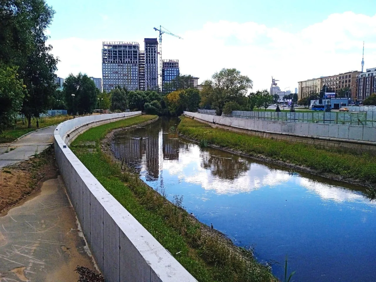 🛤️ Вдоль Яузы в Ростокино завершили укладку новых бордюров