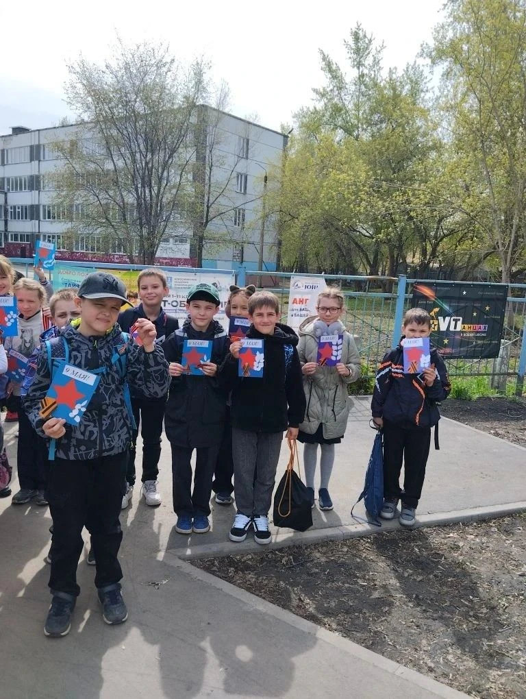 В преддверии 9 мая во 2"Б" классе прошёл мастер-класс по изготовлению поздравительных открыток 🎨✂️  