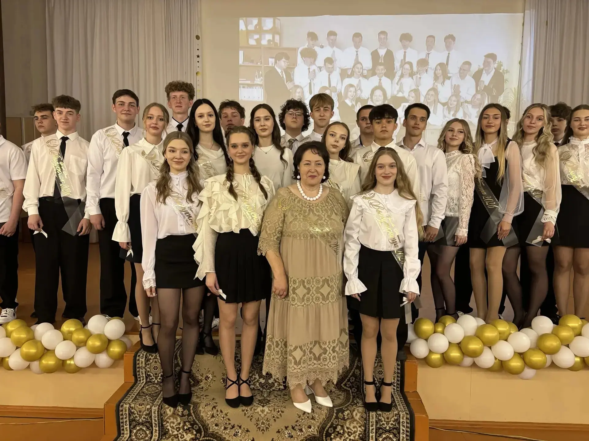 🔔26 мая  в МБОУ "Гимназия" прозвенел последний звонок для 11 класса. Позади остаются годы прекрасной