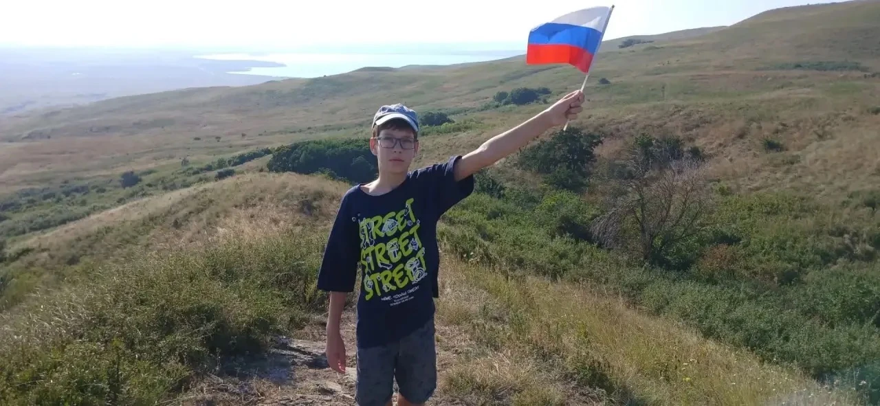 Ученик 5 Б класса Фомичёв Ярослав принял участие в акции" Белый, синий, красный - самый...