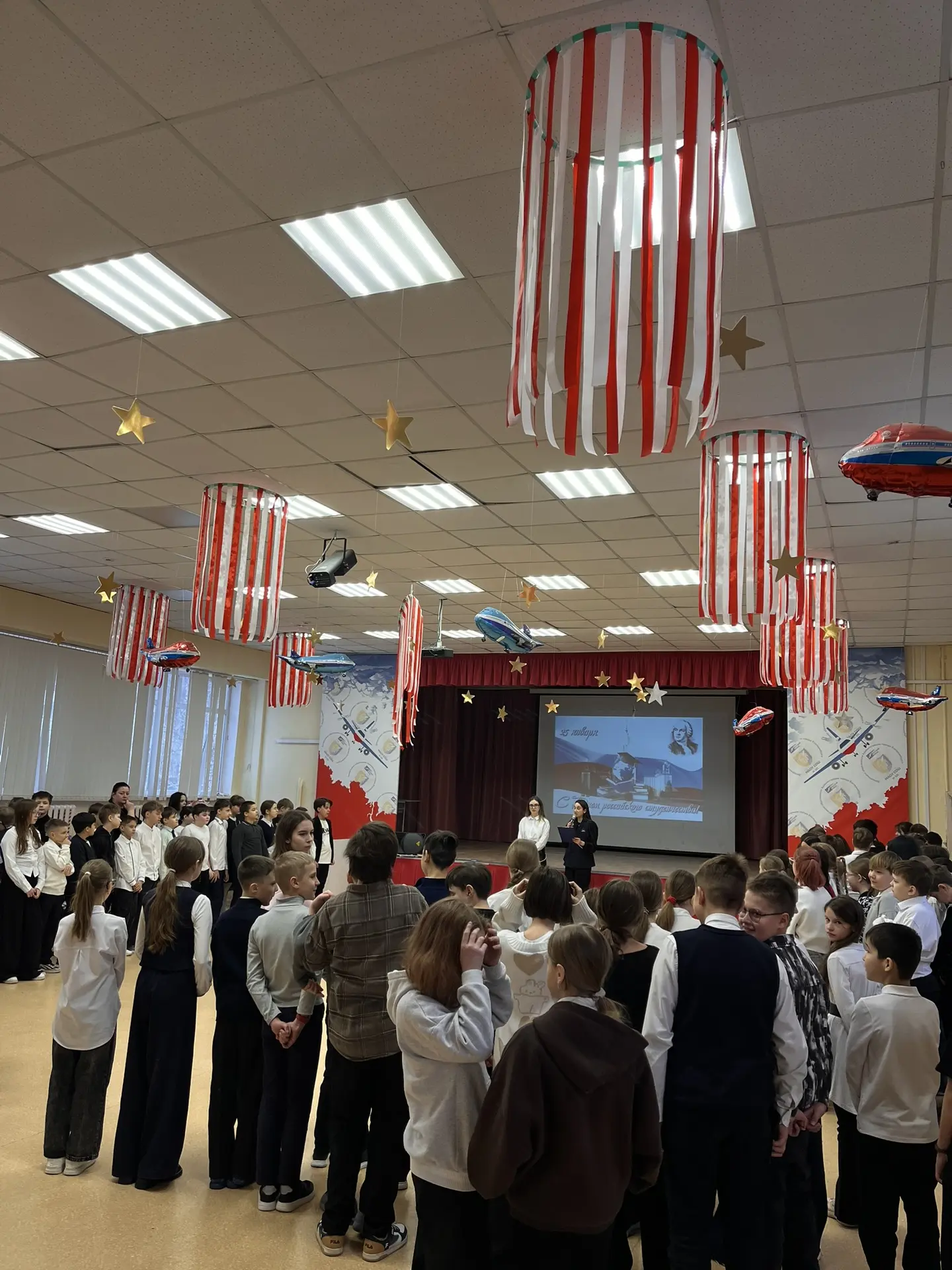 ДЕНЬ РОССИЙСКОГО СТУДЕНЧЕСТВА   В рамках Дня студента в нашей школе прошли торжественные линейки, на