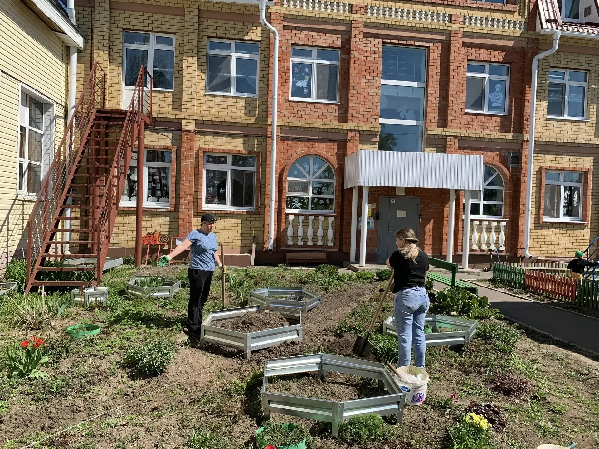 🌿 Весеннее благоустройство территории: преображение клумбы в детском саду 🌿