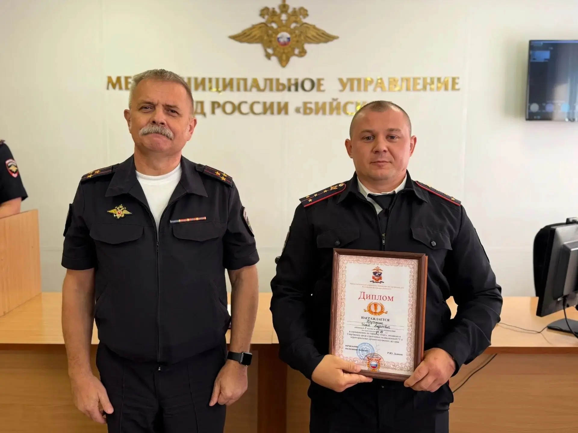 В бийской полиции определили сильнейших в гиревом спорте