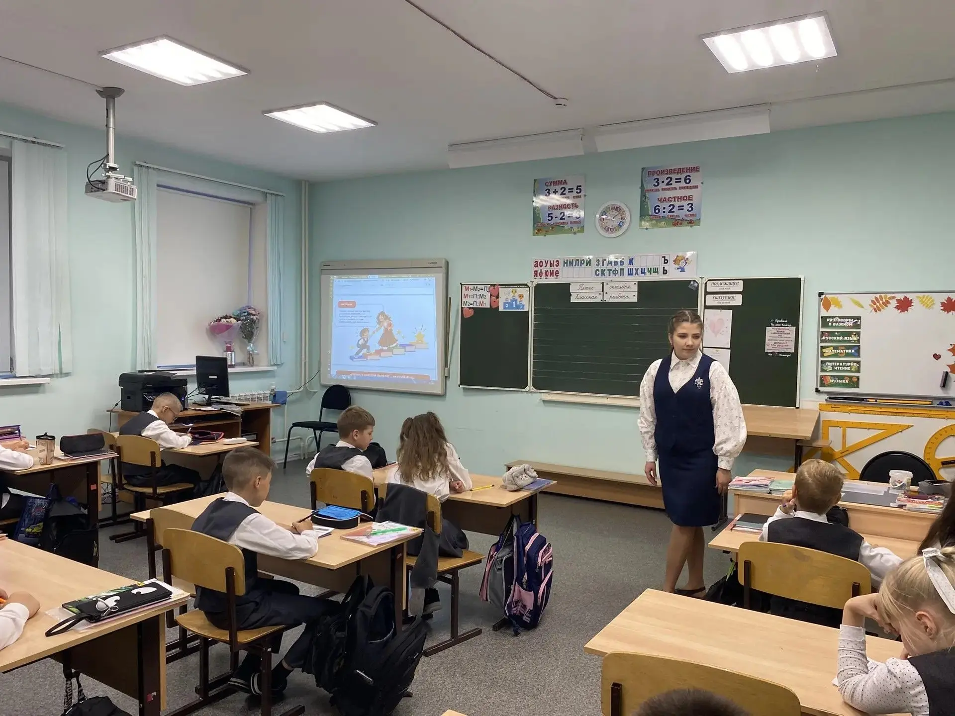 Торжественная линейка и «Разговоры о важном»: как началась новая учебная неделя