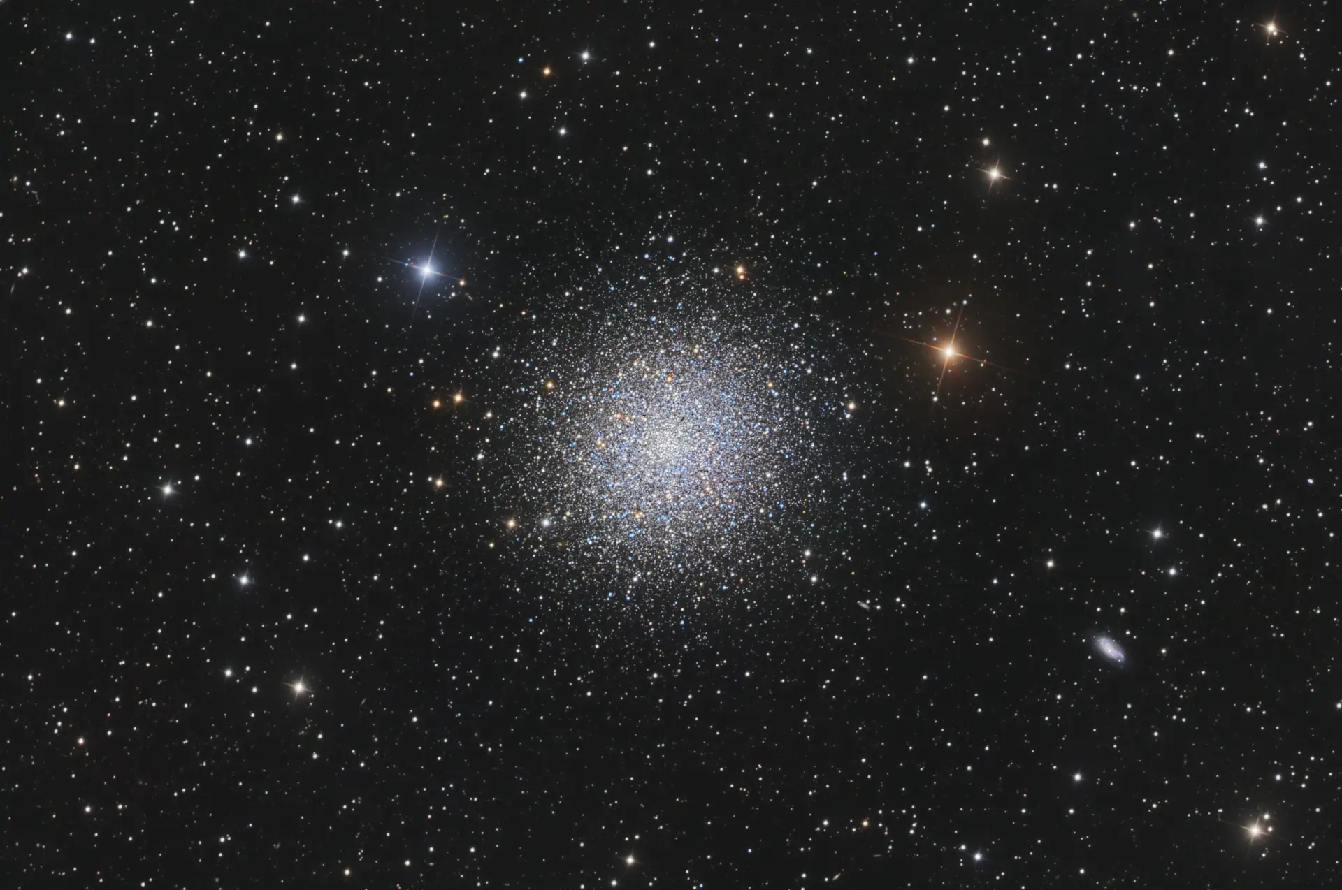 M13: Великое шаровое скопление в Геркулесе [Космокадр 20.05.2021]