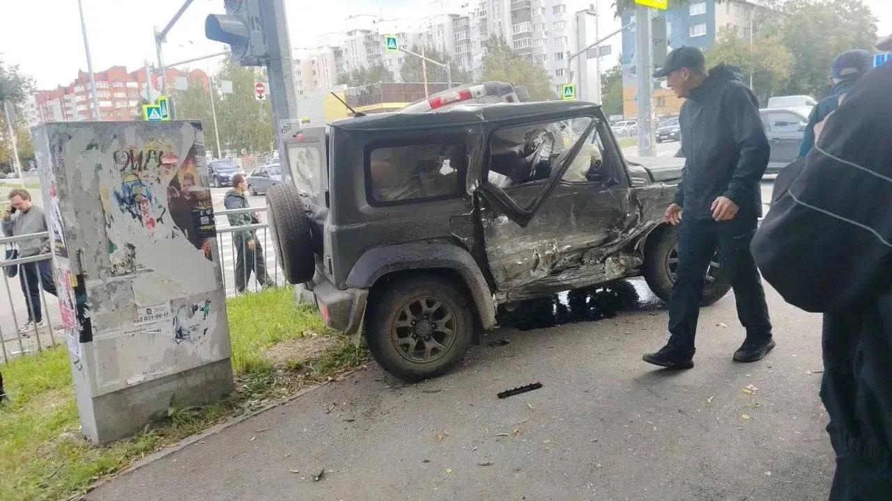 Машина скорой помощи столкнулась с внедорожником в Екатеринбурге.